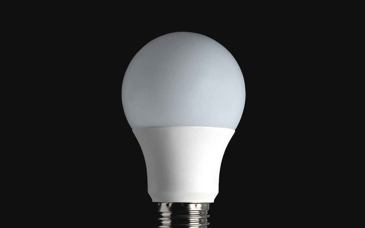 Ampoule LED blanche sur fond noir