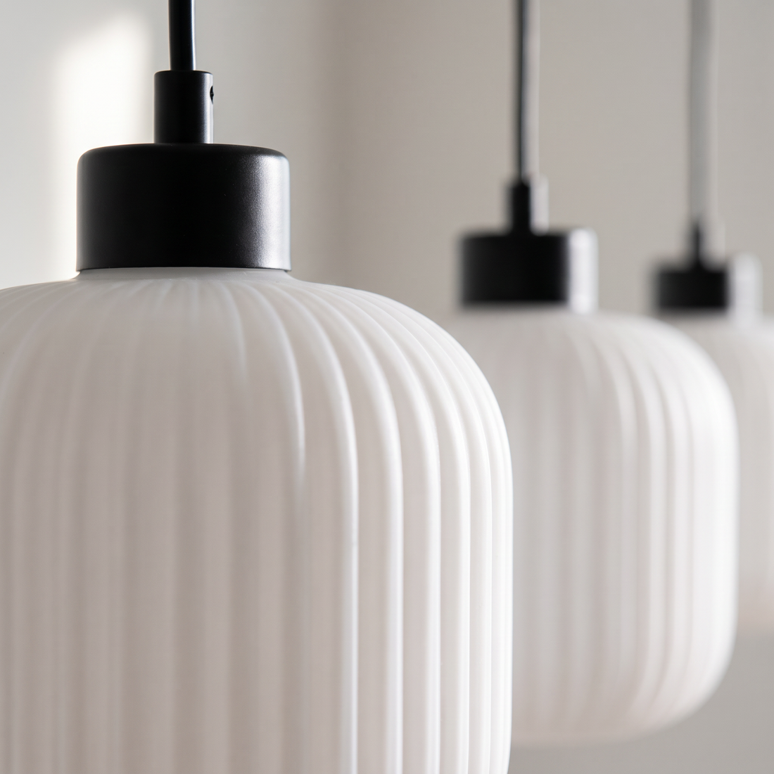 Suspension Barre 3 Lampes en Verre Opale Côtelé - Neva
