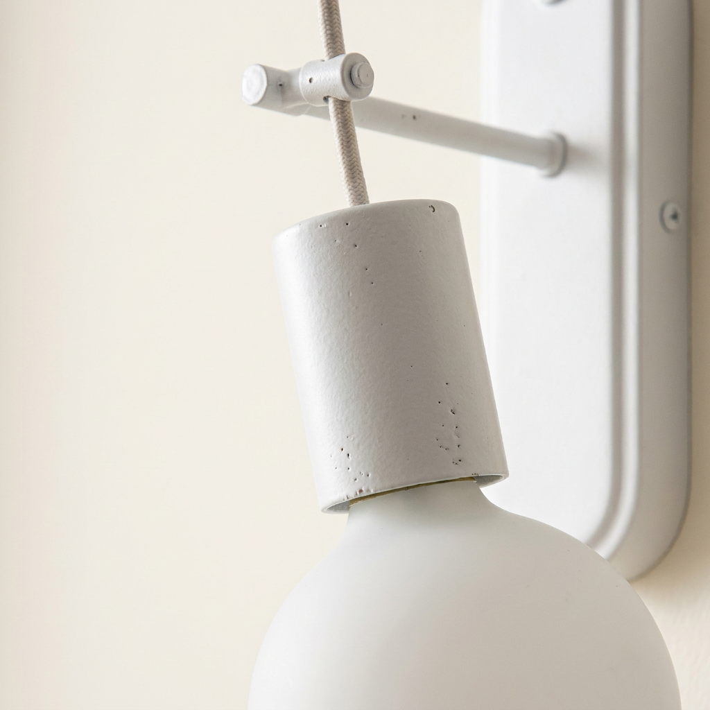 Applique murale métal mat blanc Alto — détail de la matière