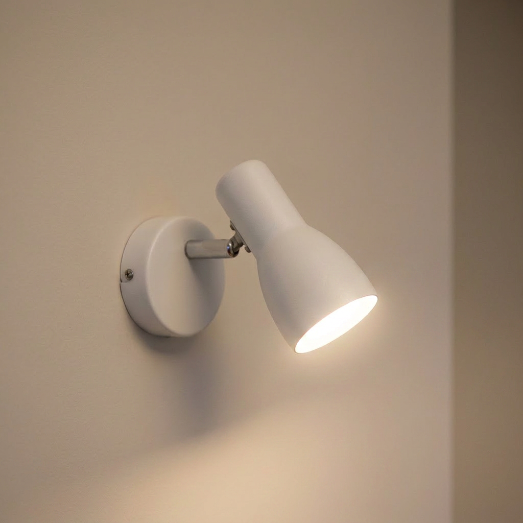 Applique murale Acier Blanc E14 | Picardo — allumee en situation
