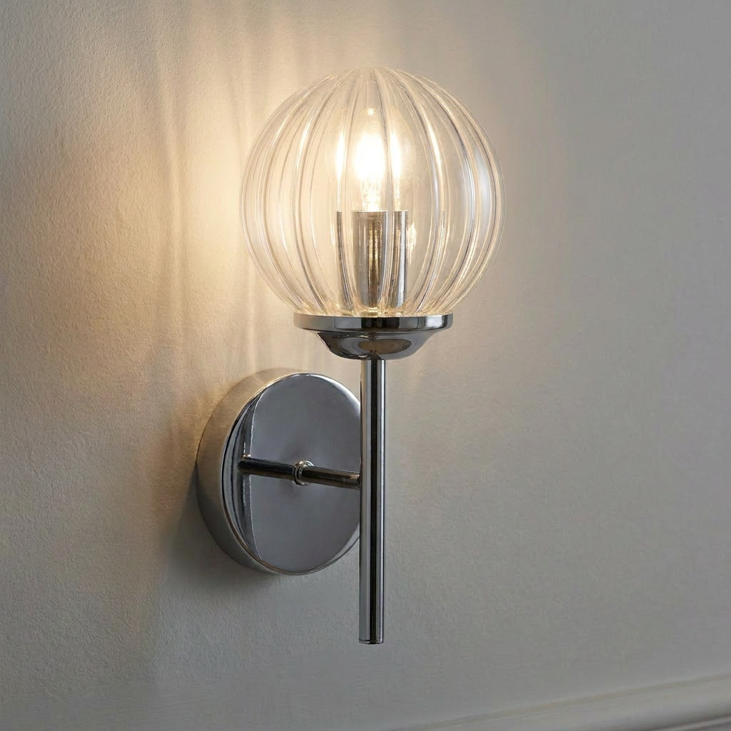 Applique murale acier verre chrome Best — allumée en situation