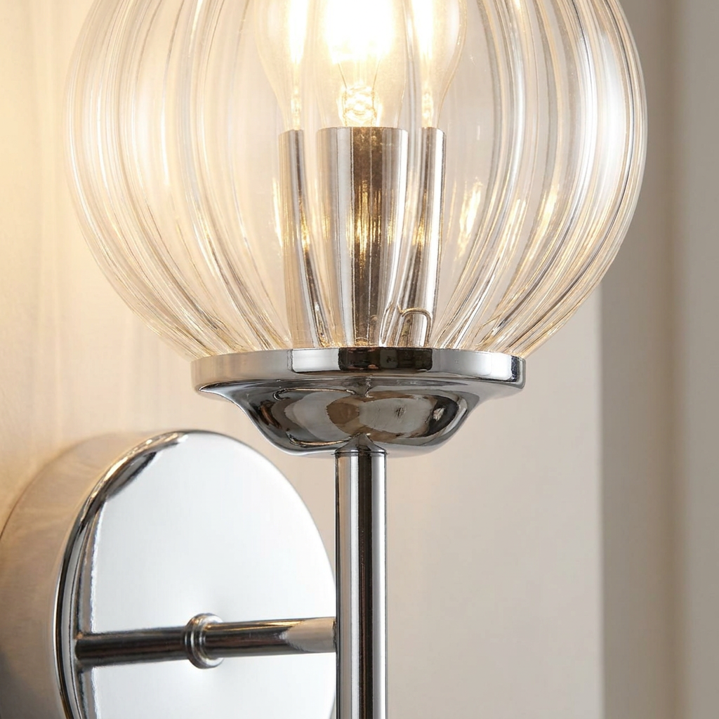 Applique murale acier verre chrome Best — détail de la lumière
