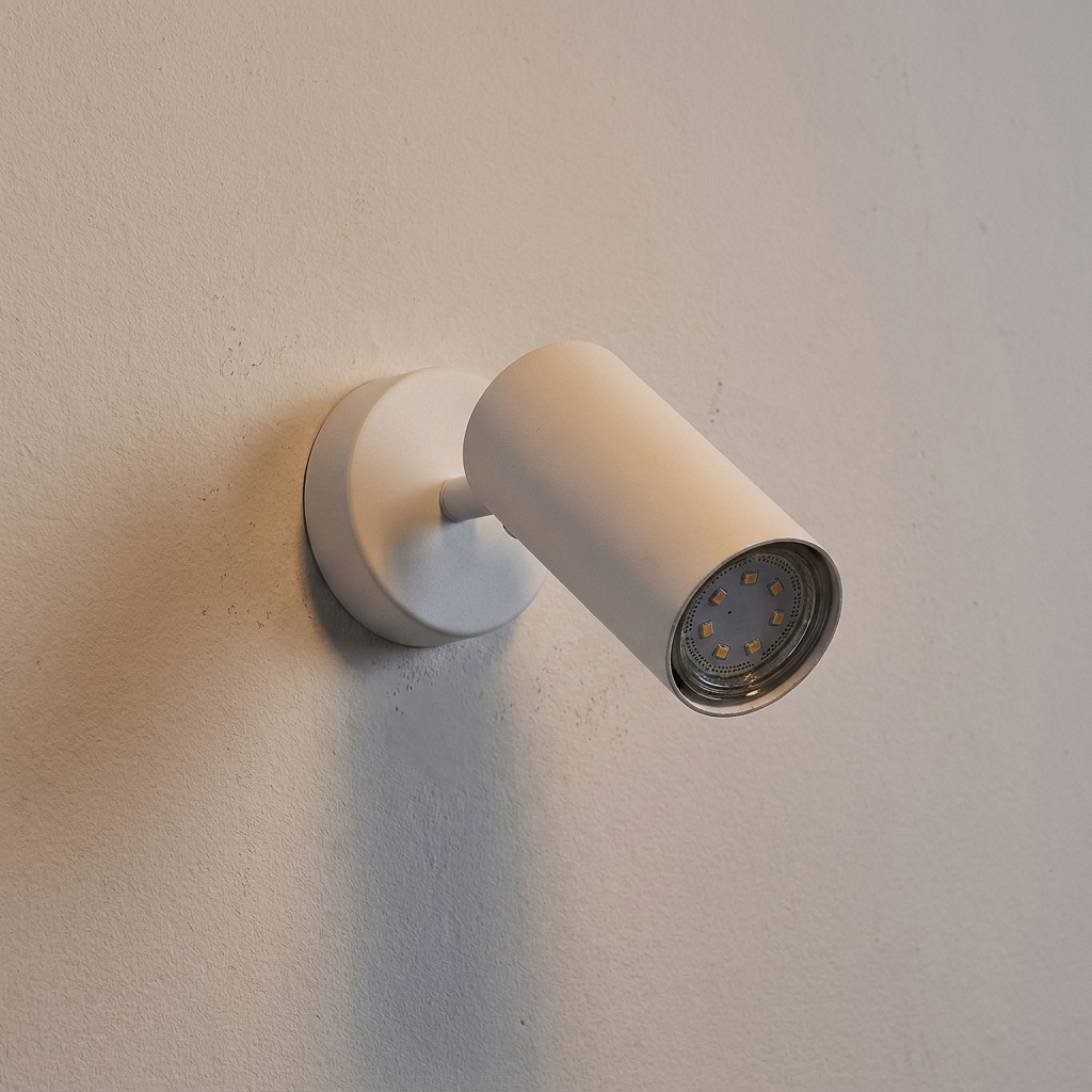 Applique murale Colly blanc, éteinte sur un mur clair