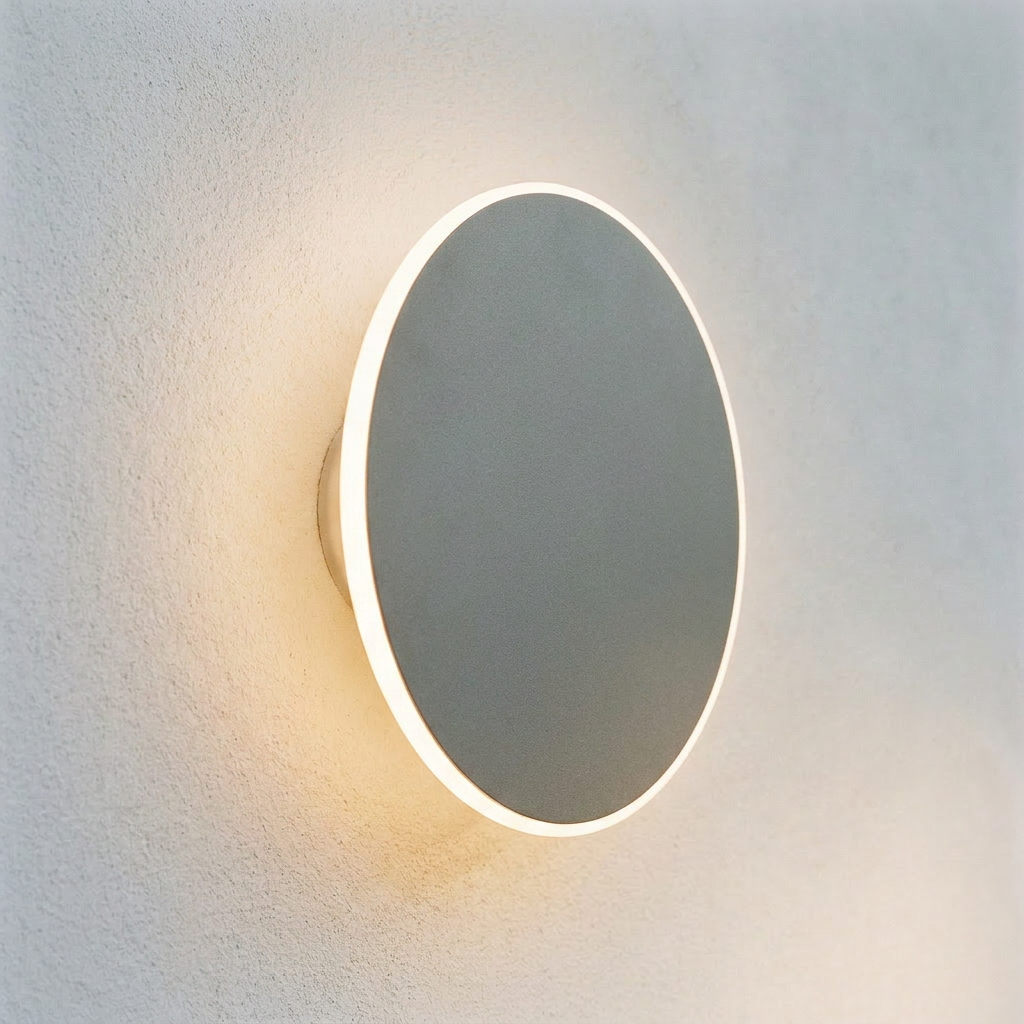 Applique murale LED métal gris Holar — allumée en situation