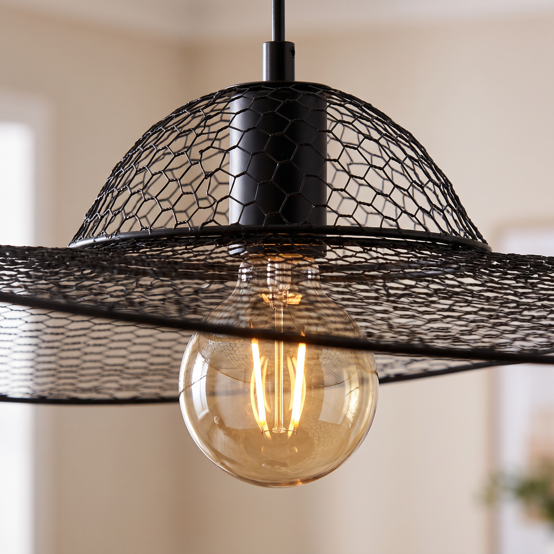 Suspension Chapeau Ajouré en Maille Métallique Noire - Onyx