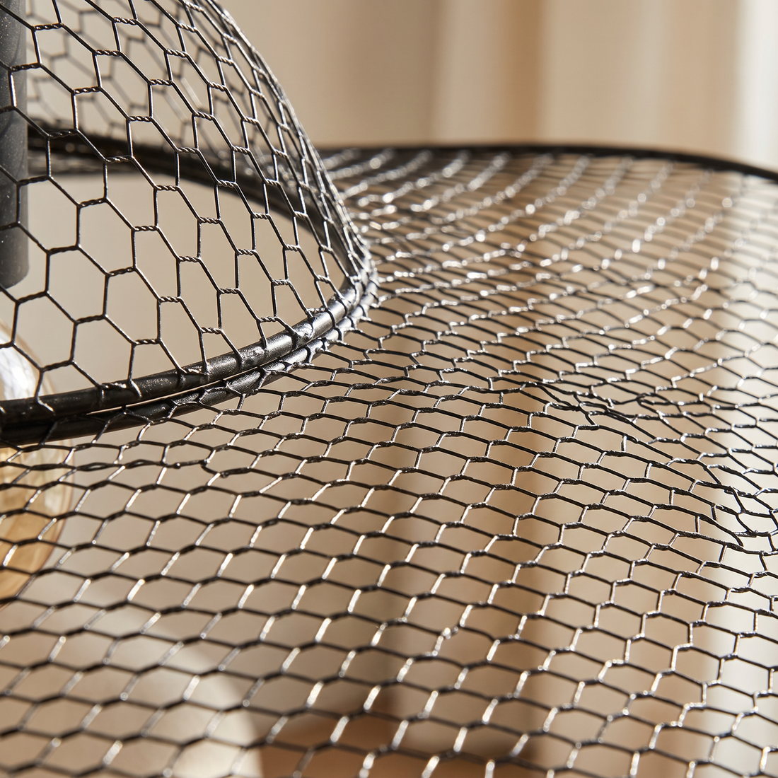 Suspension Chapeau Ajouré en Maille Métallique Noire - Onyx
