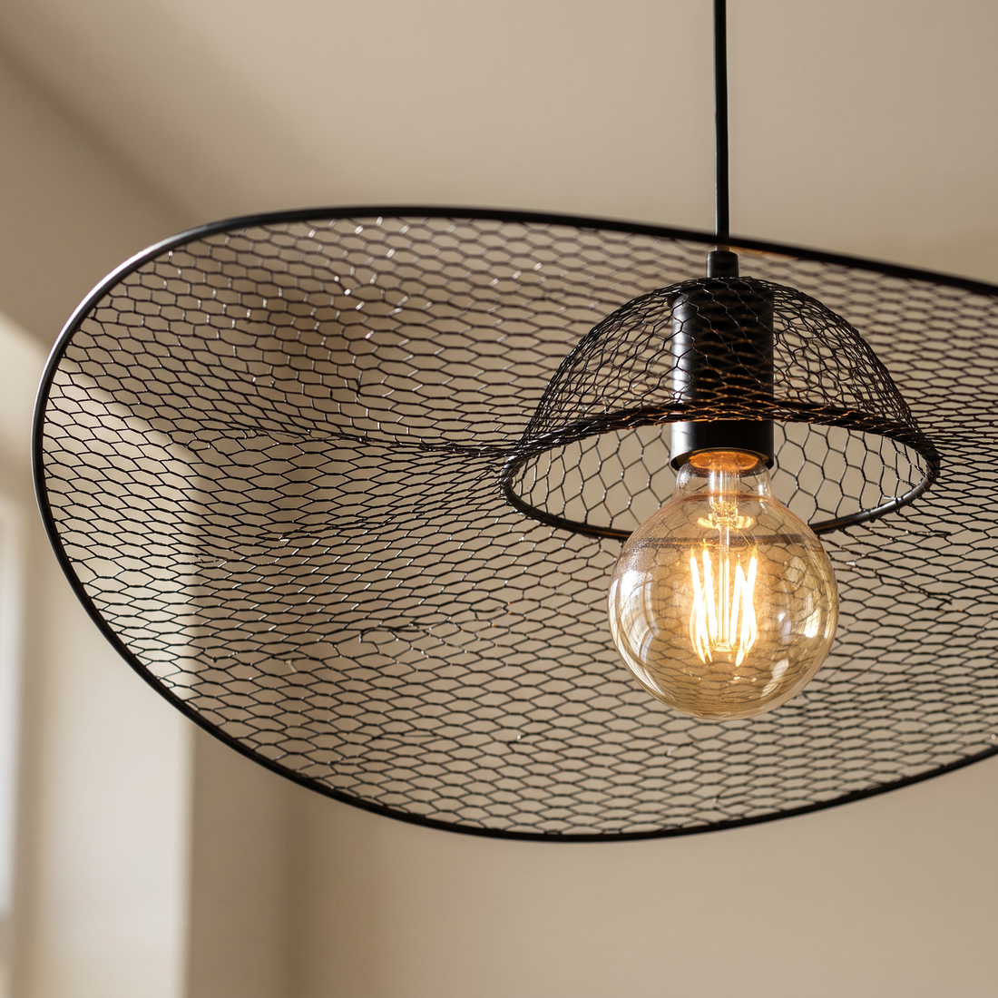 Suspension Chapeau Ajouré en Maille Métallique Noire - Onyx