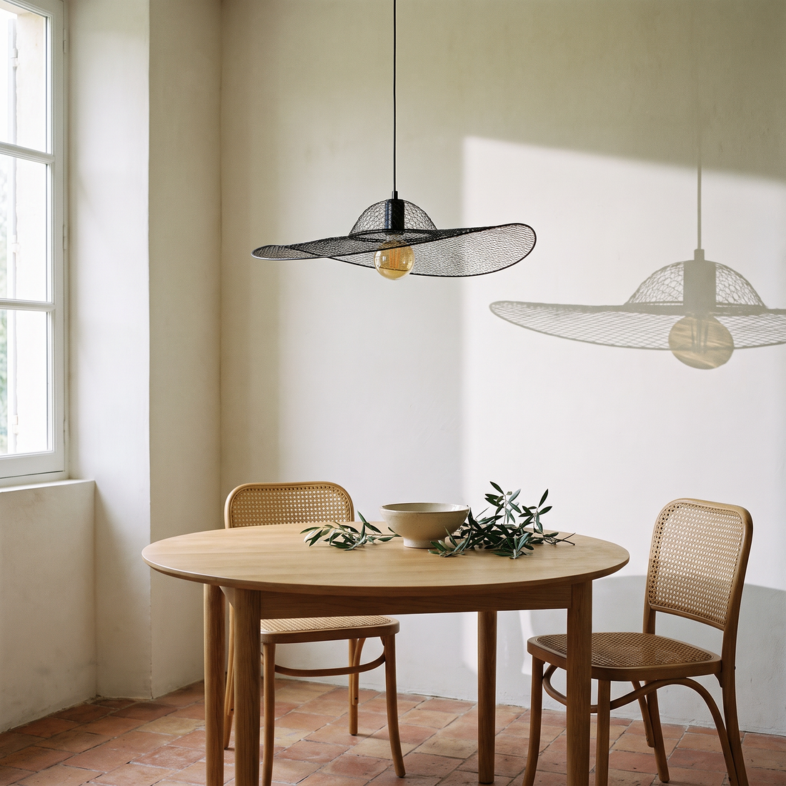 Suspension Chapeau Ajouré en Maille Métallique Noire - Onyx