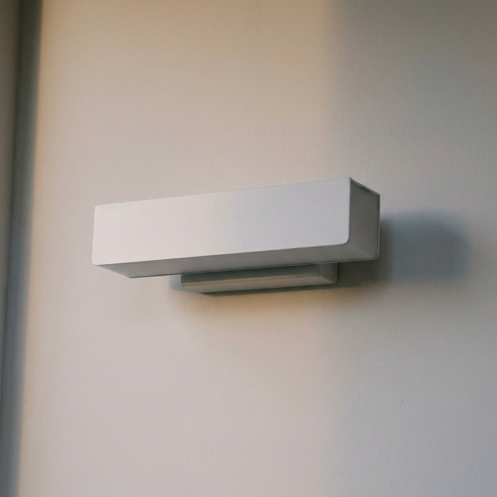 Applique murale Lander LED, éteinte sur un mur clair