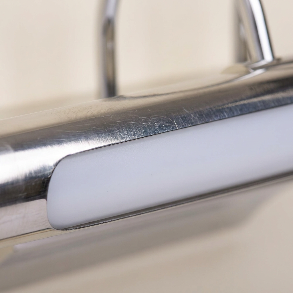 Applique murale LED Acier Composite Chromé Linea — détail de la matière