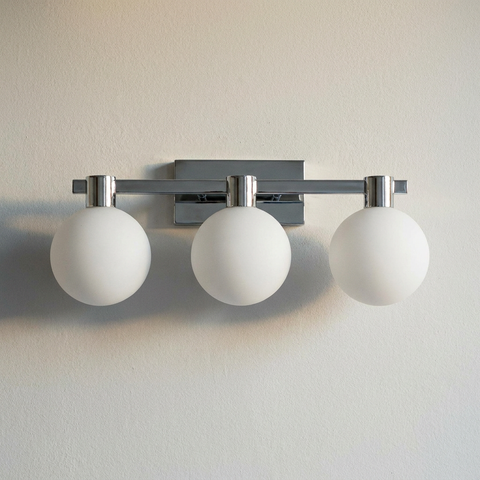 Applique murale 3 lampes acier verre chromé blanc Maldus — éteinte en situation