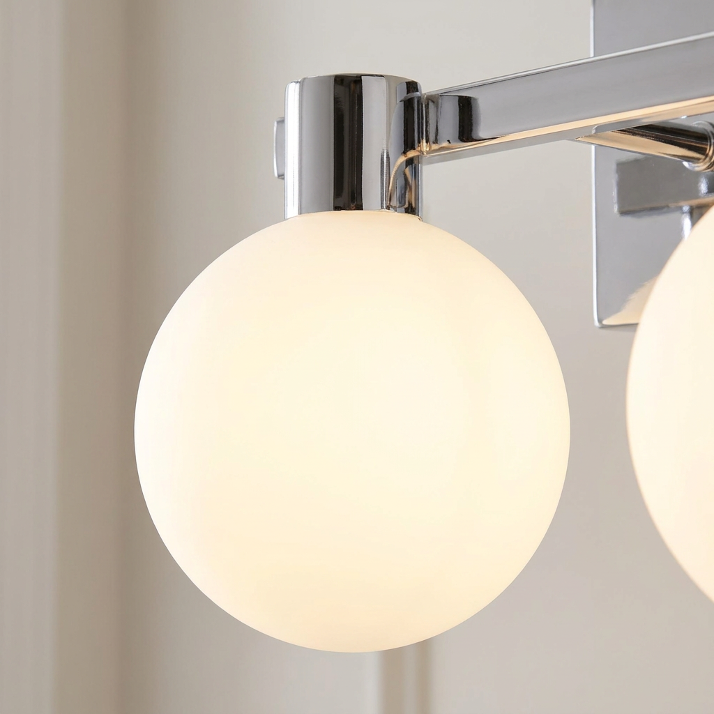 Applique murale 3 lampes acier verre chromé blanc Maldus — détail de la lumière