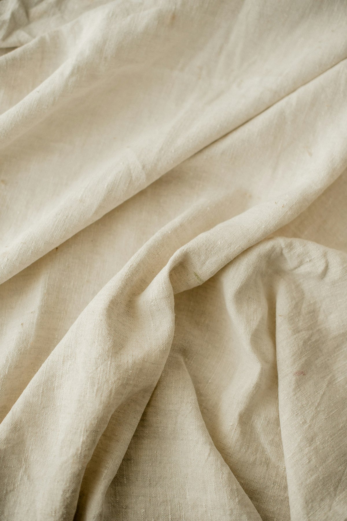 Tissu de lin écru drapé