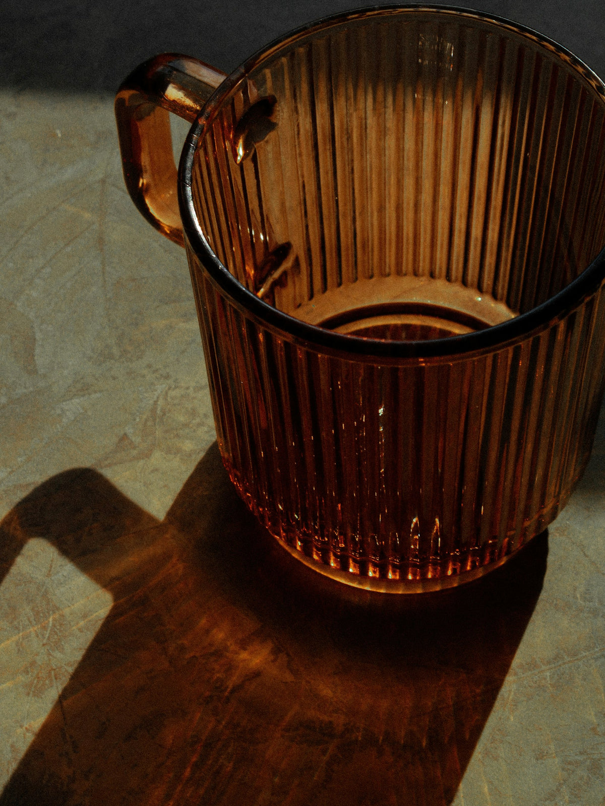 Verre ambré rainuré traversé par la lumière