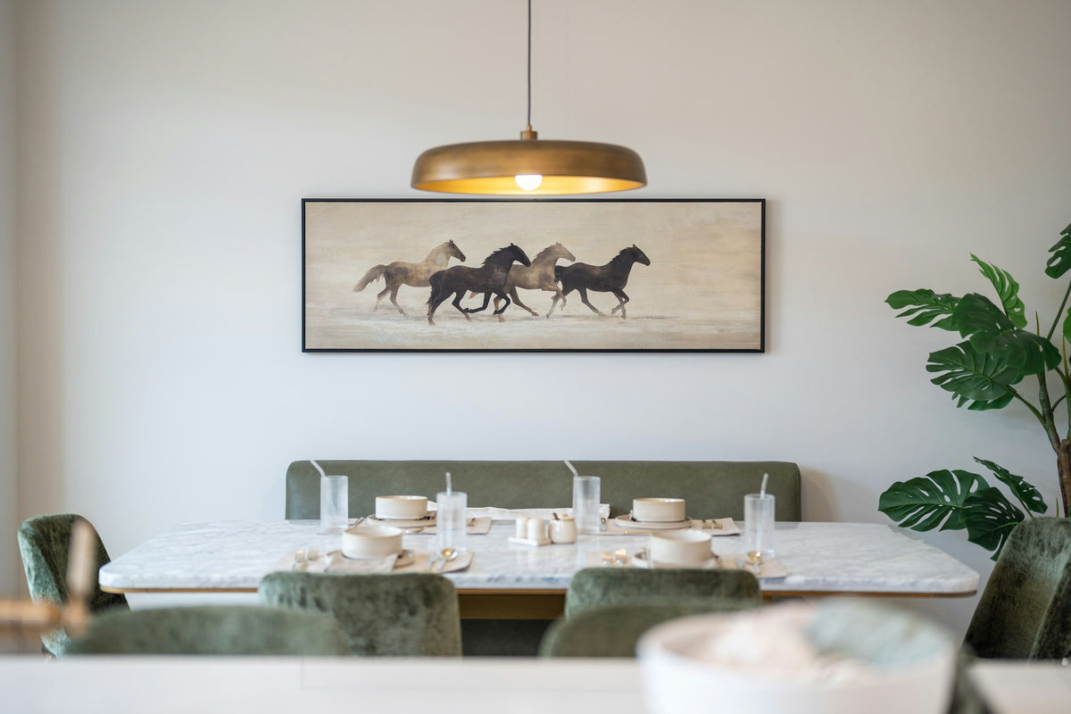 Suspension dorée au-dessus d'une table à manger
