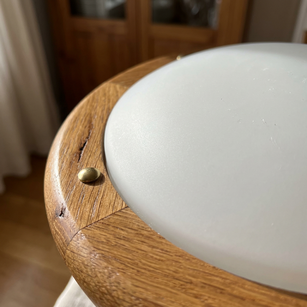 Plafonnier 2 Lampes Acier Verre Bois Chêne — gros plan sur la matiere et la finition
