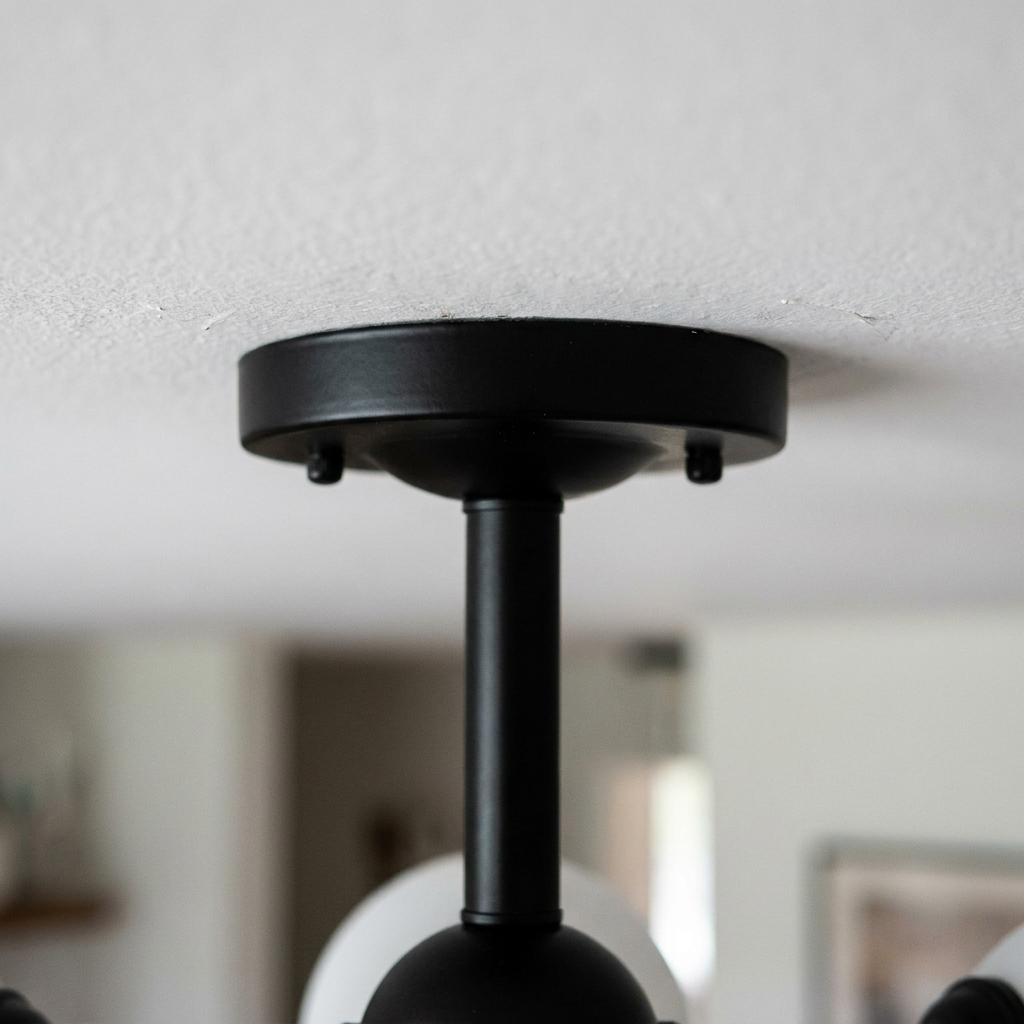 Plafonnier 5 Lampes Acier Verre Noir Blanc — detail du bord et de la fixation au plafond