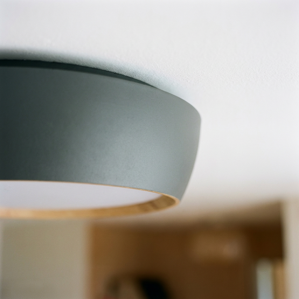 Plafonnier LED Acier Composite — detail du bord et de la fixation au plafond