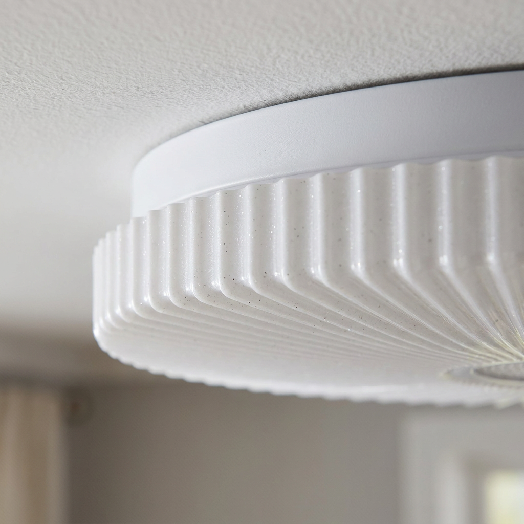 Plafonnier LED Acier Composite Blanc — detail du bord et de la fixation au plafond