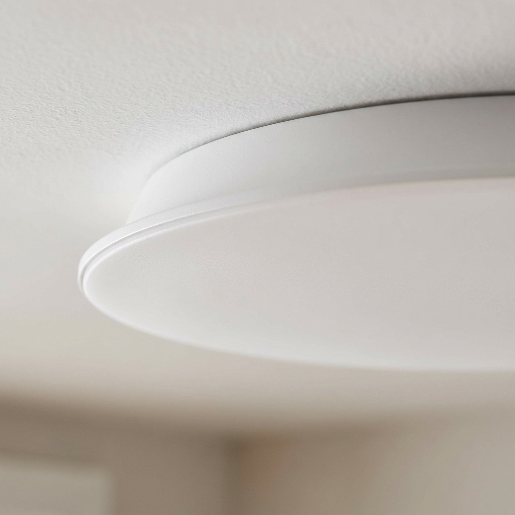 Plafonnier LED Acier Composite Blanc | Juno — detail du bord et de la fixation au plafond