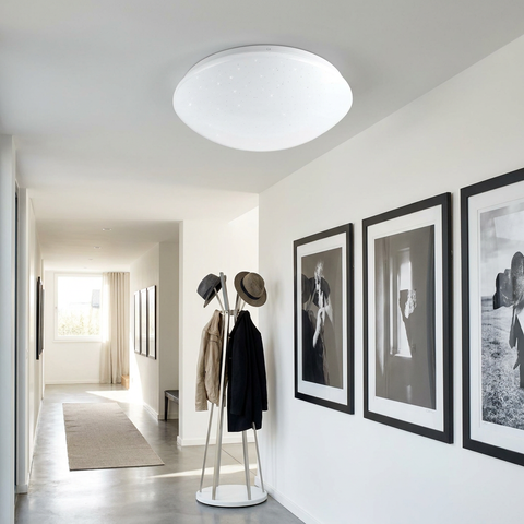Plafonnier LED Acier Composite Blanc | Magnus — en situation dans une piece, fixe au plafond, eteint