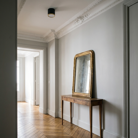 Plafonnier LED Composite Noir Doré | Tuba — en situation dans une piece, fixe au plafond, eteint