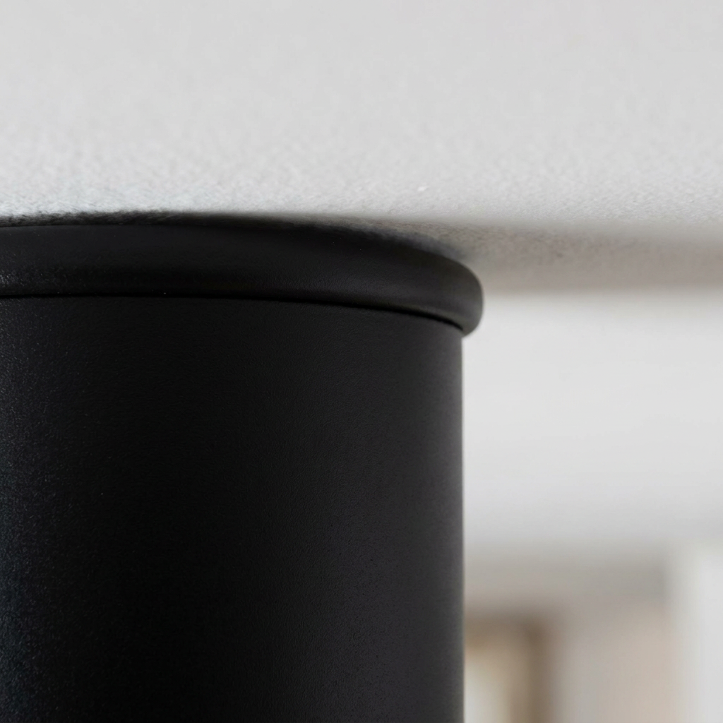 Plafonnier LED Composite Noir Doré | Tuba — detail du bord et de la fixation au plafond