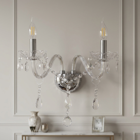 Applique murale Lustre cristal 2 lampes, éteinte sur un mur clair